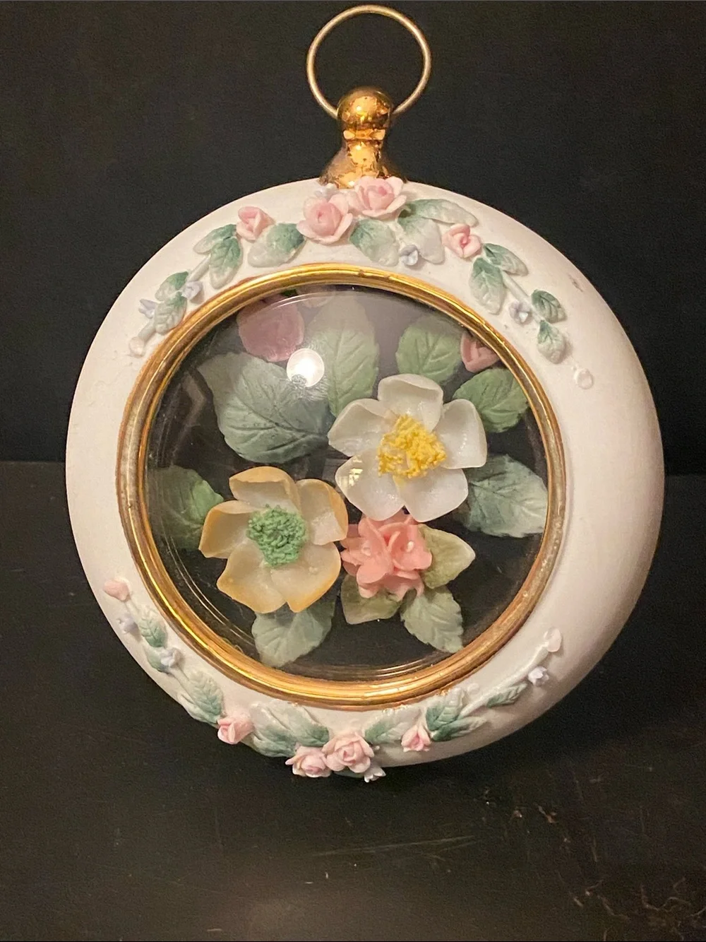 Lefton Convex Enclosed Porcelin/China Bouquet Wall Hanging 4.5”